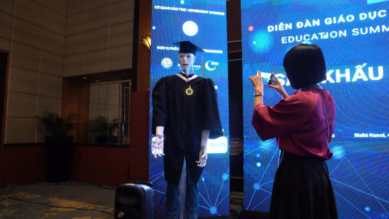 Robot Việt Nam biết giải toán, đọc thơ