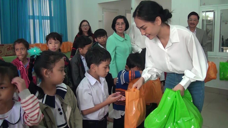 Hoa hậu Đỗ Thị H&agrave; tặng qu&agrave; tại Nghĩa H&agrave;nh