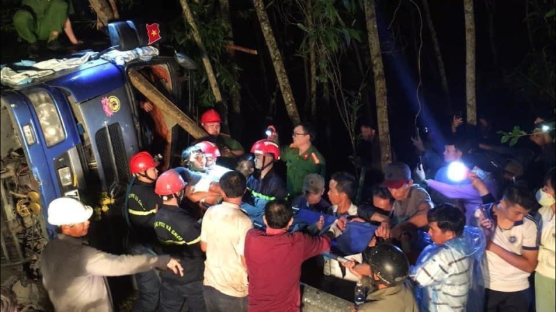 Cứu t&agrave;i xế mắc kẹt trong &ocirc; t&ocirc; bị lật tr&ecirc;n đ&egrave;o.