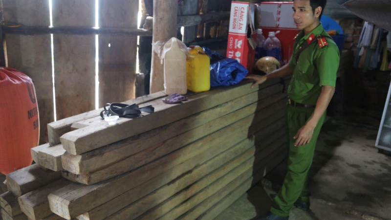 Phát hiện nhiều nhà dân giấu lượng gỗ lớn.
