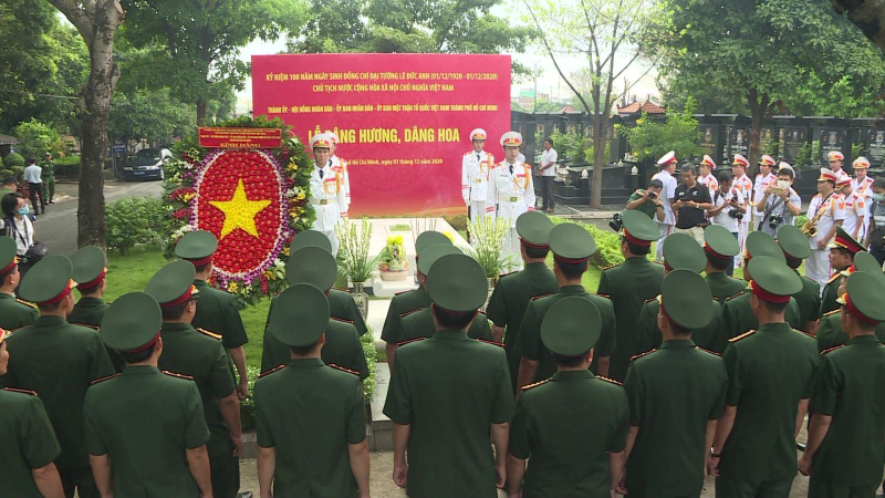 D&acirc;ng hoa kỷ niệm 100 năm ng&agrave;y sinh Đại tướng L&ecirc; Đức Anh