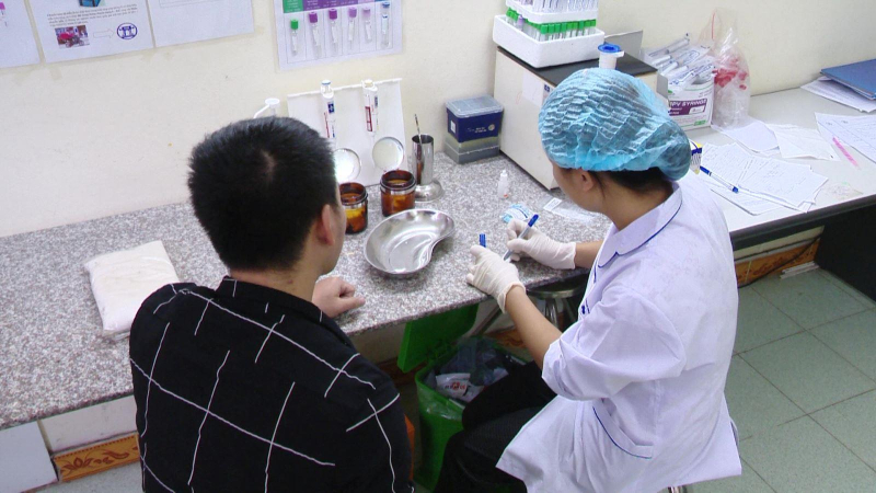 Cống hiến lặng thầm của những bác sĩ chuyên điều trị HIV