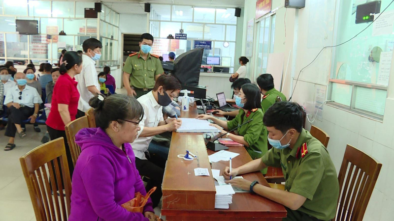 Người dân được hỗ trợ cấp thẻ căn cước gắn chip