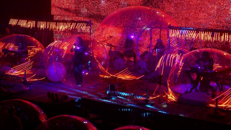 Bong b&oacute;ng hơi - h&igrave;nh thức biểu diễn m&ugrave;a dịch