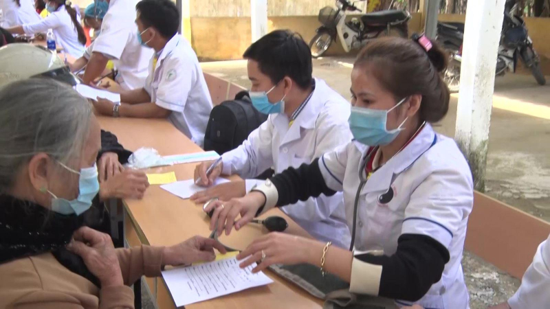 Tặng quà, khám bệnh, cấp thuốc miễn phí cho hơn 1000 người dân huyện Ba Tơ.