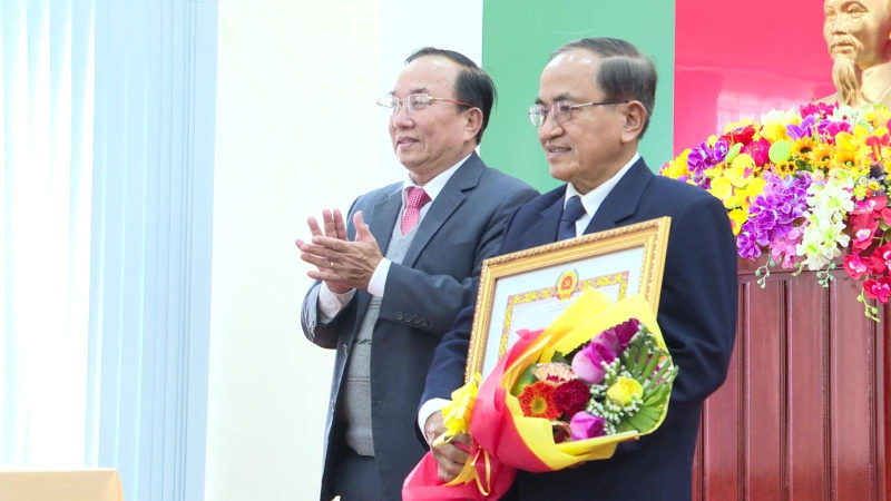 Trao tặng huy hiệu Đảng cho 4 Đảng viên.