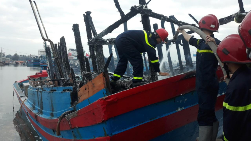 QUẢNG NGÃI: Cháy tàu cá tại xã Bình Châu