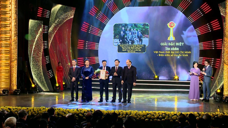 Năm đầu ti&ecirc;n giải B&uacute;a liềm v&agrave;ng trao giải đặc biệt