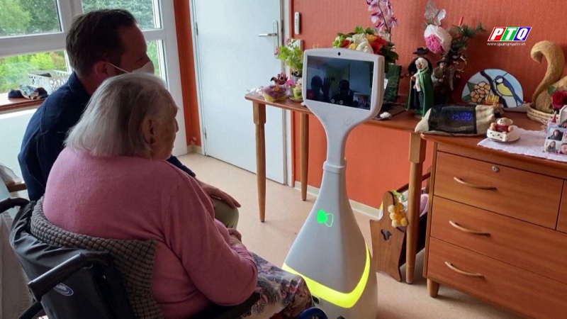 Robot AI giúp người già không cô đơn