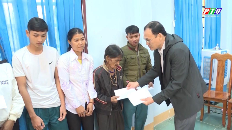 L&atilde;nh đạo tỉnh ch&uacute;c Tết gia đ&igrave;nh ch&iacute;nh s&aacute;ch, hộ ngh&egrave;o huyện Sơn T&acirc;y v&agrave; Sơn H&agrave;