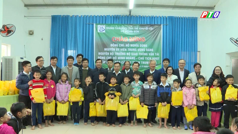 Thăm và tặng quà trung tâm nuôi dạy trẻ khuyết tật Võ Hồng Sơn