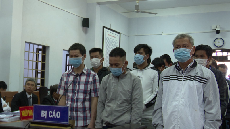 Hoãn phiên tòa xét xử vụ án làm xăng giả