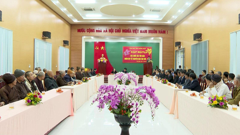 Lãnh đạo tỉnh gặp mặt các chức sắc tôn giáo.