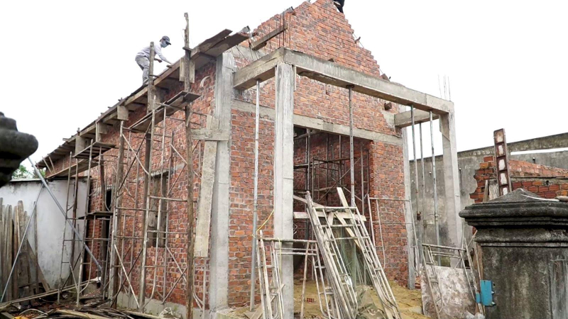 Hỗ trợ người dân sửa chữa, xây dựng lại nhà ở trước Tết.