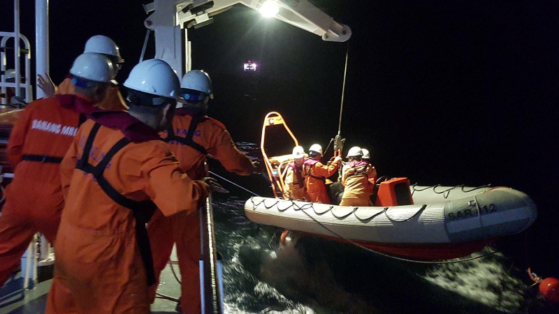 Cứu ngư dân gặp nạn trên biển.