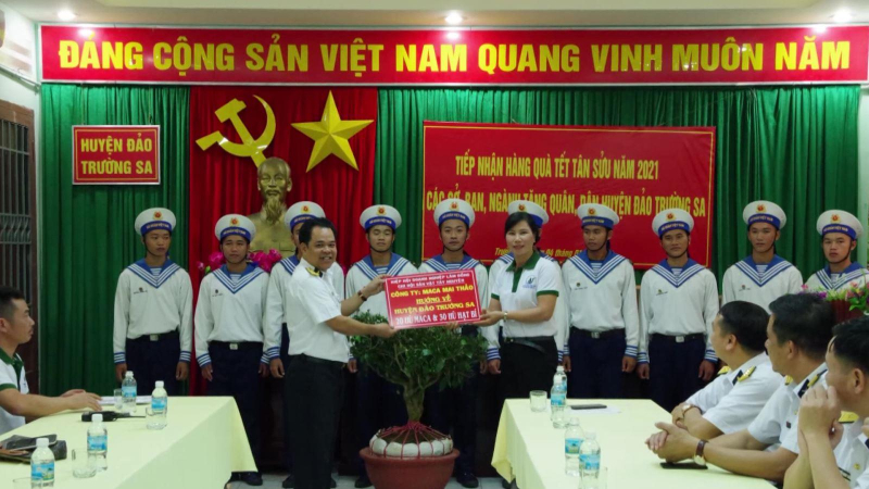Tiếp nhận quà tết gửi tặng quân dân Trường Sa