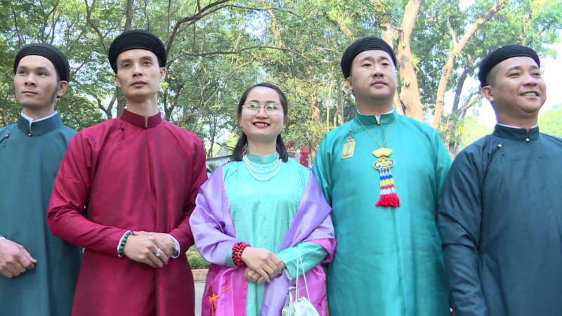 Lan tỏa tình yêu áo dài nam