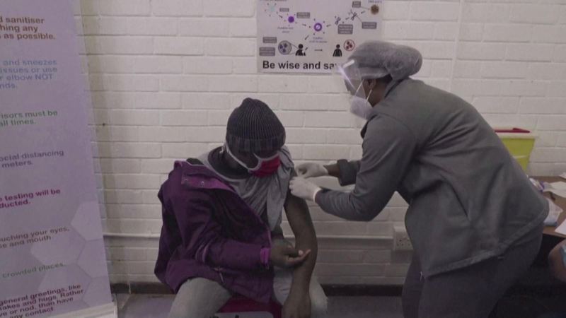 Nam Phi ghi nhận hàng nghìn ca tái mắc COVID-19