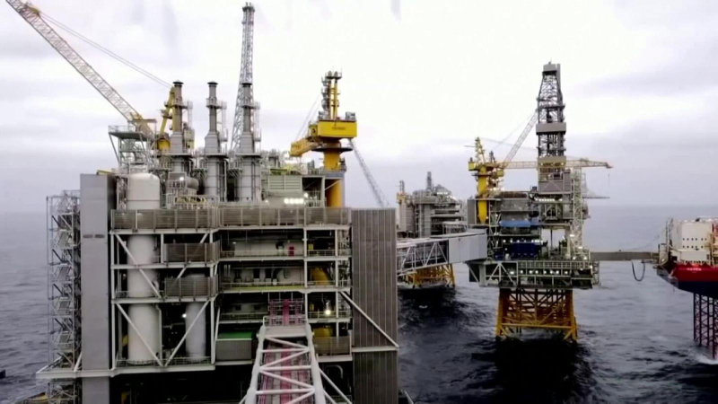 Giá dầu thế giới cao nhất trong 13 tháng