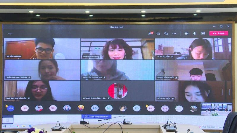 Sinh viên học online, không rời nơi cư trú