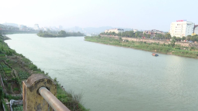 Nước S&ocirc;ng Hồng trong xanh kh&aacute;c thường