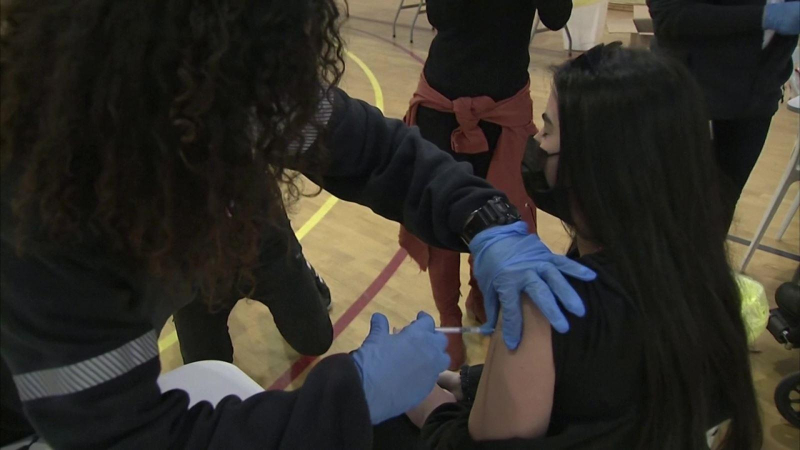 S&aacute;ng kiến ti&ecirc;m ph&ograve;ng COVID-19 ở Israel