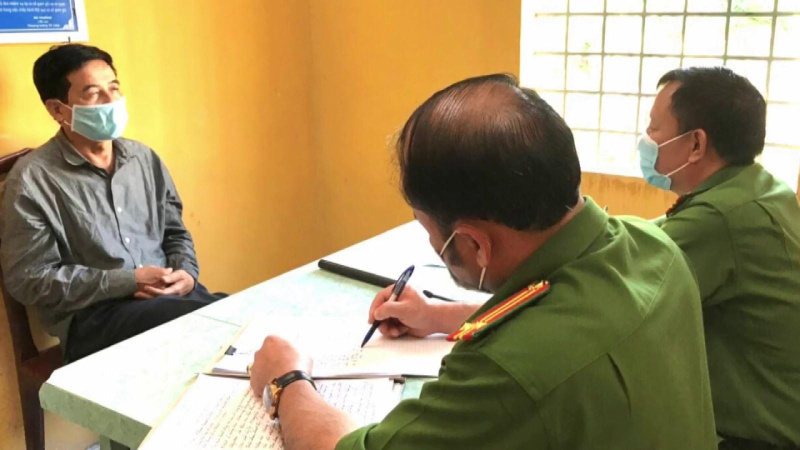 Bắt &ldquo;&ocirc;ng tr&ugrave;m&rdquo; đường d&acirc;y mua, b&aacute;n h&oacute;a đơn giả