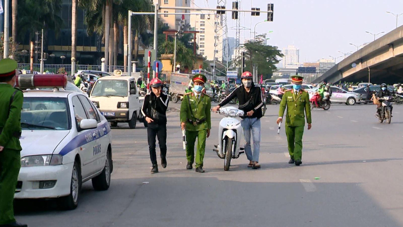 Xử phạt h&agrave;ng trăm trường hợp kh&ocirc;ng tu&acirc;n thủ ph&ograve;ng dịch