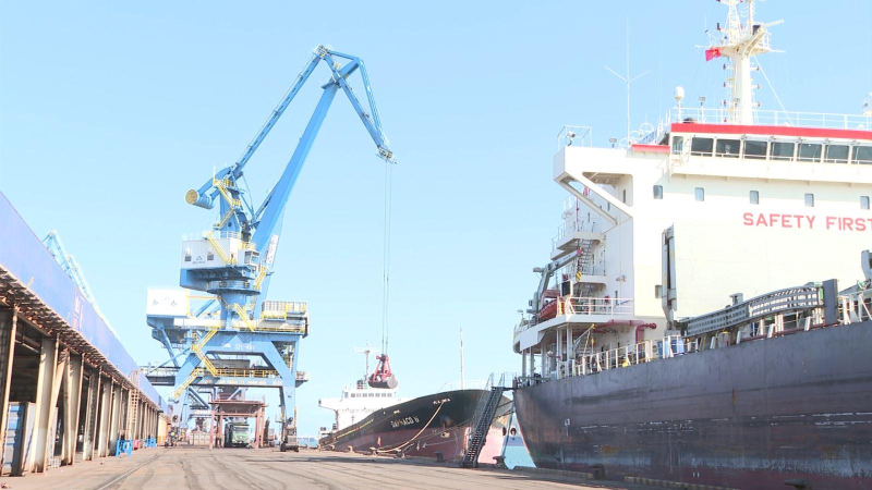 Quảng Ngãi: Cảng biển Dung Quất sôi động ngày đầu năm Tân Sửu