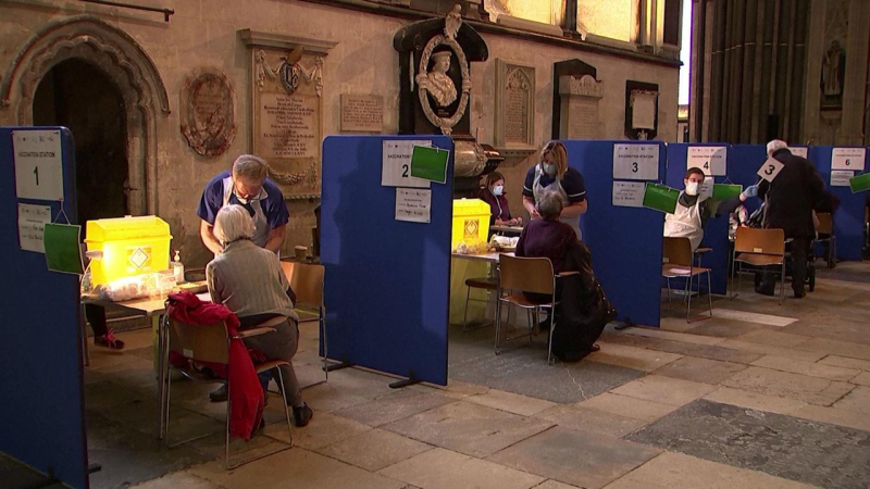 Anh cam kết tiêm vaccine cho người nhập cư bất hợp pháp