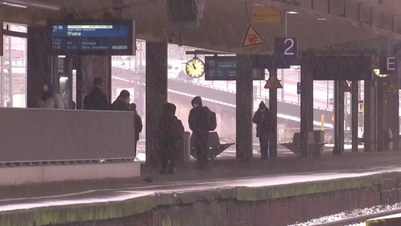 Châu Âu báo động tình trạng bão tuyết