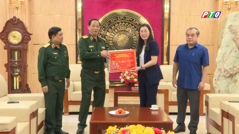 Thượng tướng Trần Quang Phương ch&uacute;c Tết Tỉnh ủy Quảng Ng&atilde;i