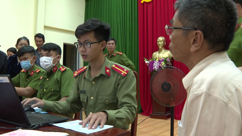 Xuyên đêm làm căn cước cho người dân