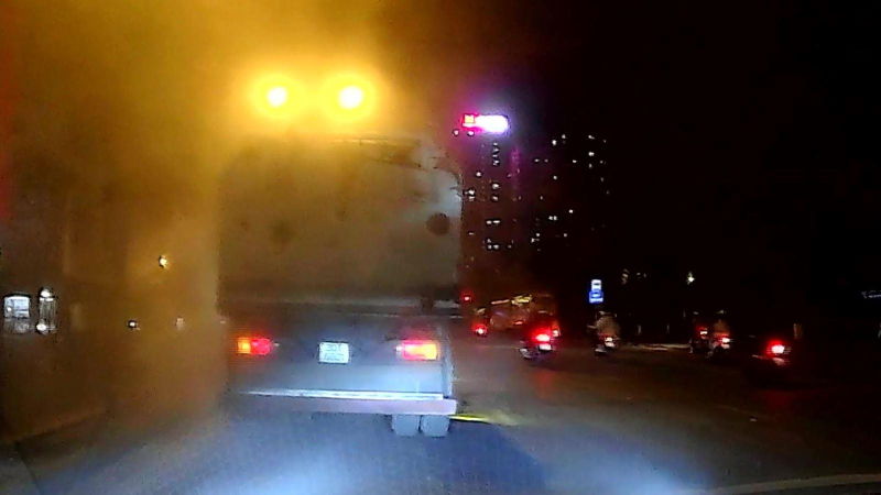 Xe quét rác xả bụi ra đường