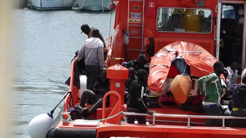 T&acirc;y Ban Nha giải cứu h&agrave;ng trăm người di cư