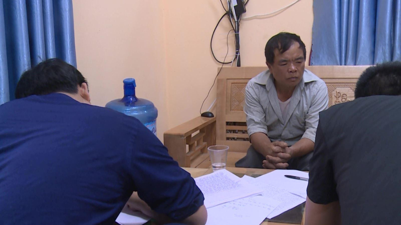 Bắt đối tượng chế tạo và mua bán vũ khí quân dụng