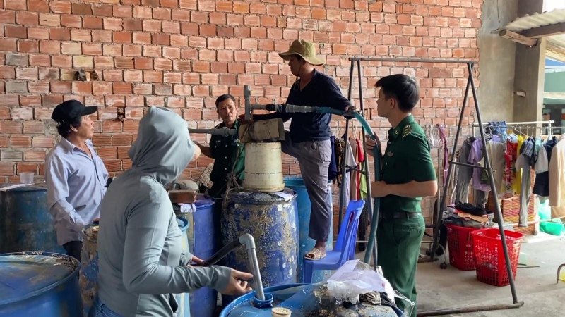 Tạm giữ hơn 4.000 lít dầu do không rõ nguồn gốc