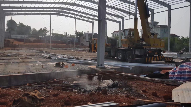 Đứt m&oacute;c c&aacute;p cần cẩu, 3 người thương vong