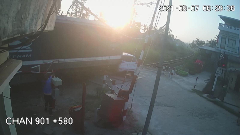 L&agrave;m r&otilde; tr&aacute;ch nhiệm vụ t&agrave;u hỏa đ&acirc;m &ocirc; t&ocirc;