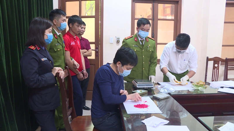 Thái Nguyên bắt đối tượng mua bán 3 bánh Heroin