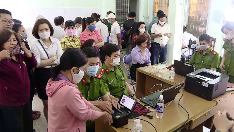 Công an tăng ca cấp căn cước cho công dân