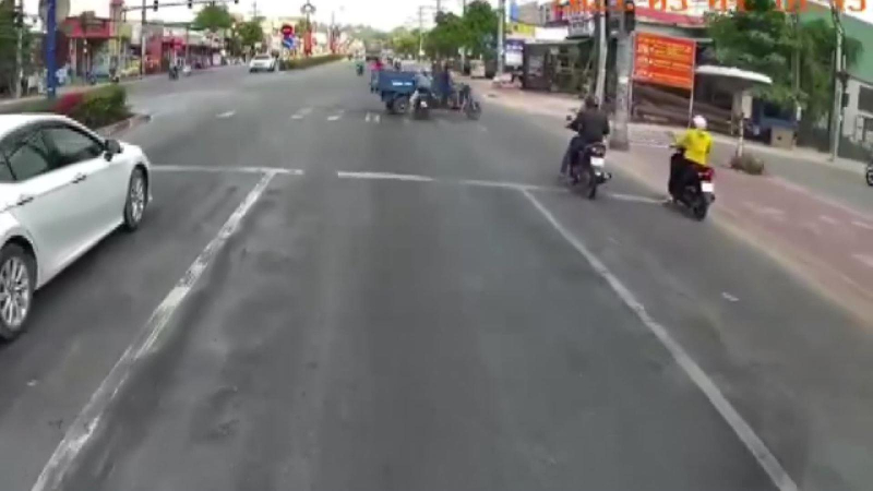 Xe máy vượt đèn đỏ gây tai nạn