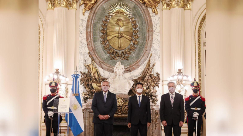 Đại sứ Việt Nam trình Quốc thư lên Tổng thống Argentina