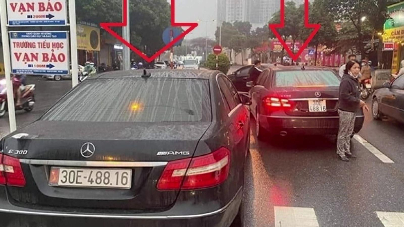 Tạm giữ hai xe c&ugrave;ng biển số