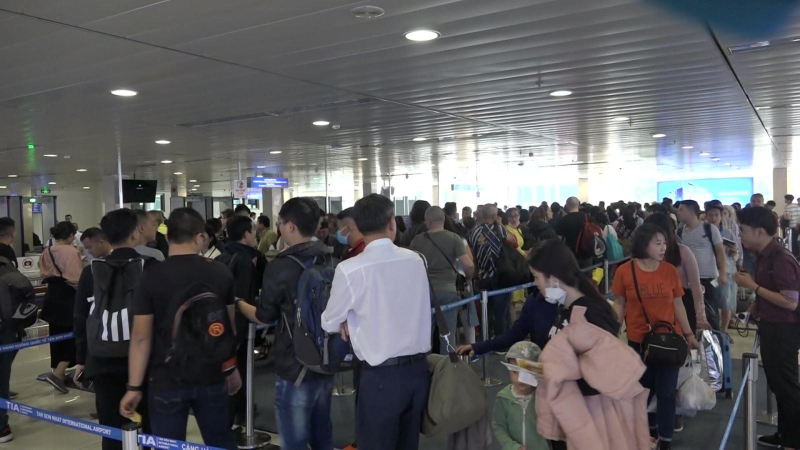 Tiếp tục ùn tắc tại sân bay Tân Sơn Nhất