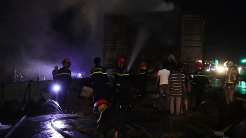 Cháy xe đầu kéo gây ách tắc giao thông trên QL 1A