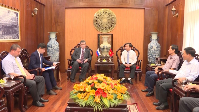 Quảng Ng&atilde;i Chủ tịch UBND tỉnh Đặng Văn Minh tiếp Tổng l&atilde;nh sự Li&ecirc;n bang Nga tại th&agrave;nh phố Đ&agrave; Nẵng