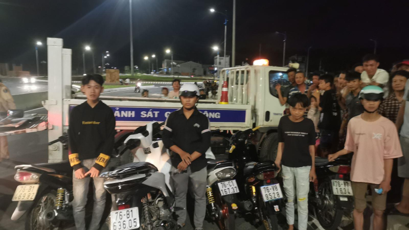 Bắt nhóm quái xế quậy trên cầu Cổ Lũy