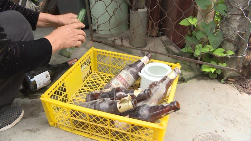 Độc đáo bức tường làm bằng phế liệu