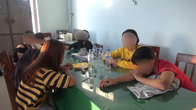 Giải cứu 8 thiếu nữ bị nhốt trong qu&aacute;n karaoke, &eacute;p phục vụ kh&aacute;ch